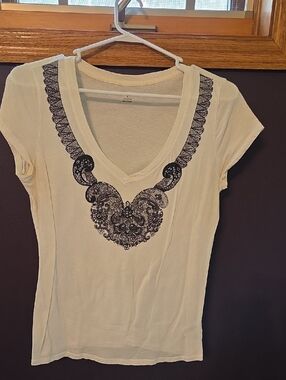 New York & Company Cream Short-Sleeve V-Neck Tee with Black Ornamental Print